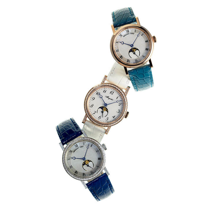 時計［ケース径30㎜ アリゲーターストラップ 自動巻き］上／ふたつのギョウシェが織りなす特別感が魅力的。『クラシック ムーンフェイズレディ 9087』￥2,620,000［ローズゴールド］・別注ストラップ￥65,700・中／グラン・フー（高温焼成）エナメルのまろやかな発色の文字盤が女らしい。『クラシック ムーンフェイズ レディ 9088』￥3,050,000［ローズゴールド×ダイヤモンド］・下／ギョウシェの輝きを66個のダイヤモンドのベゼルが引き立てて。同￥3,160,000［ホワイトゴールド×ダイヤモンド］・別注ストラップ￥65,700（ブレゲ ブティック銀座）