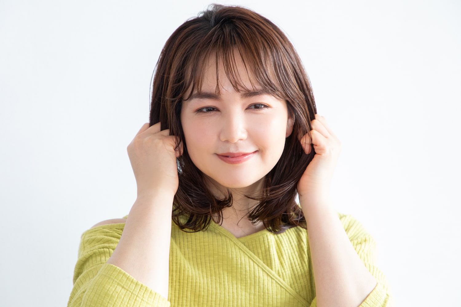 ヘアオイルを手のひらにのばし、手ぐしを通してなじませる。ボリュームを調整して完成。