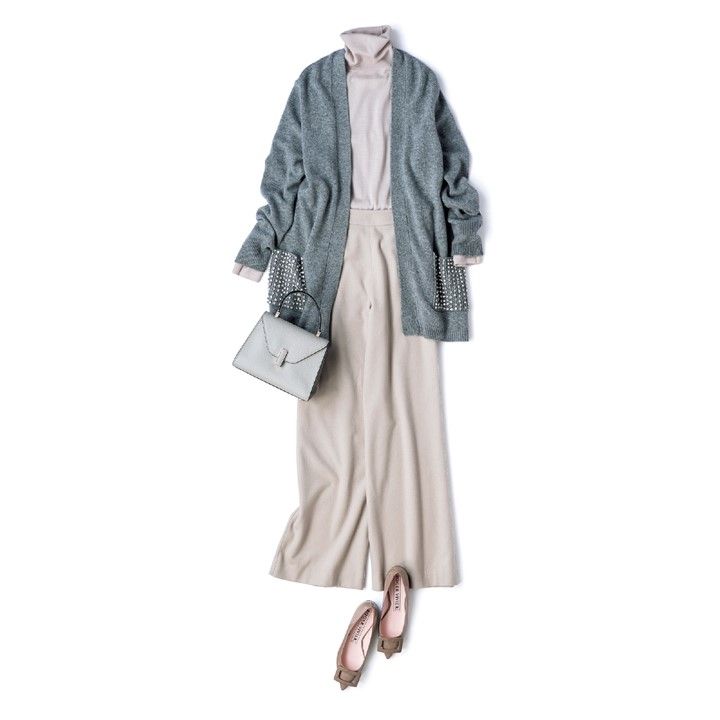 アリュードのカーディガン・ステファニアカレラのパンツ(三喜商事)、ニット(ebure)、バッグ(ヴァレクストラ・ジャパン)、靴(ロジェ・ヴィヴィエ・ジャパン) 撮影/佐藤 彩 BY:『Precious10月号』小学館、2020年