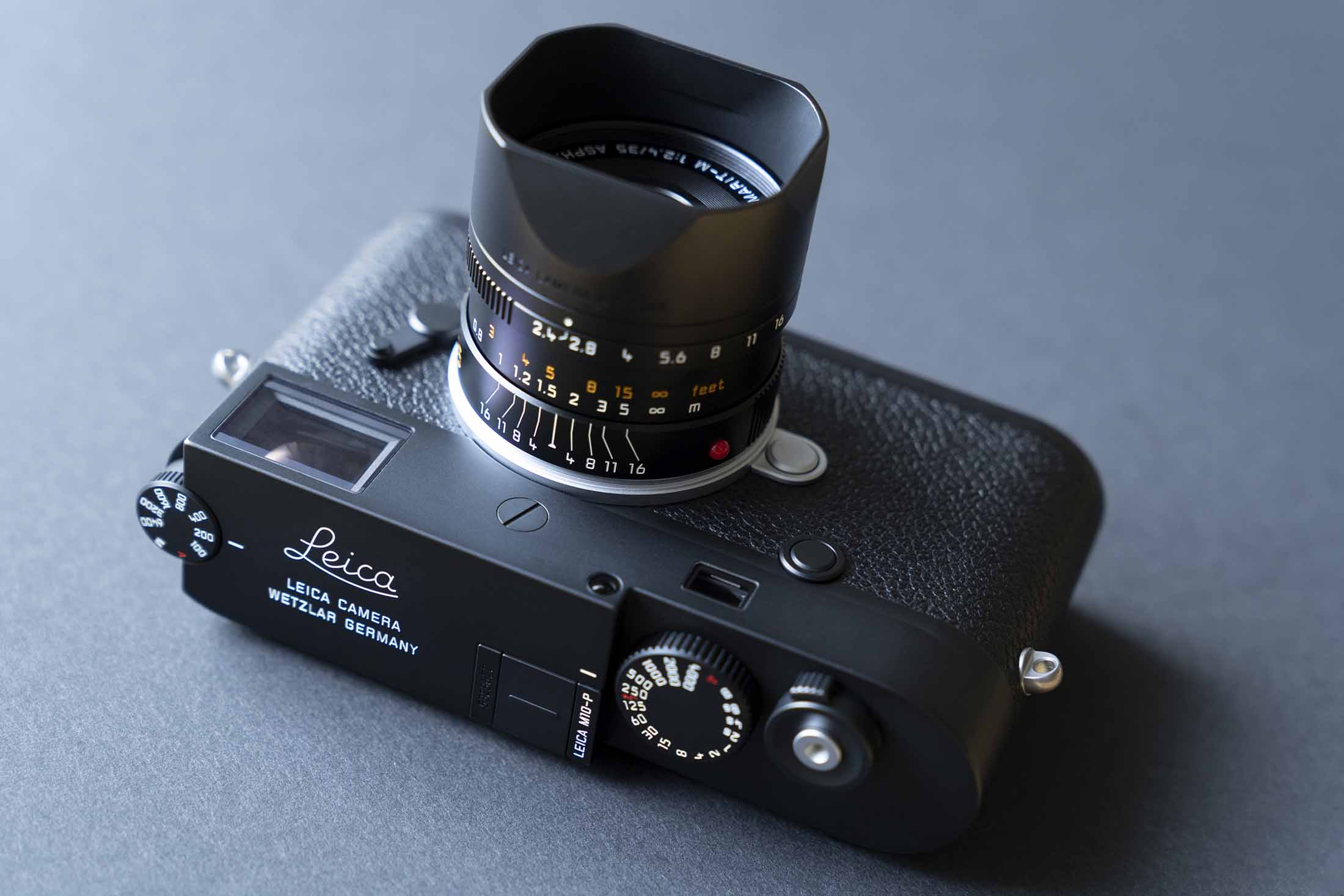 さりげなく刻印された「Leica」ロゴ