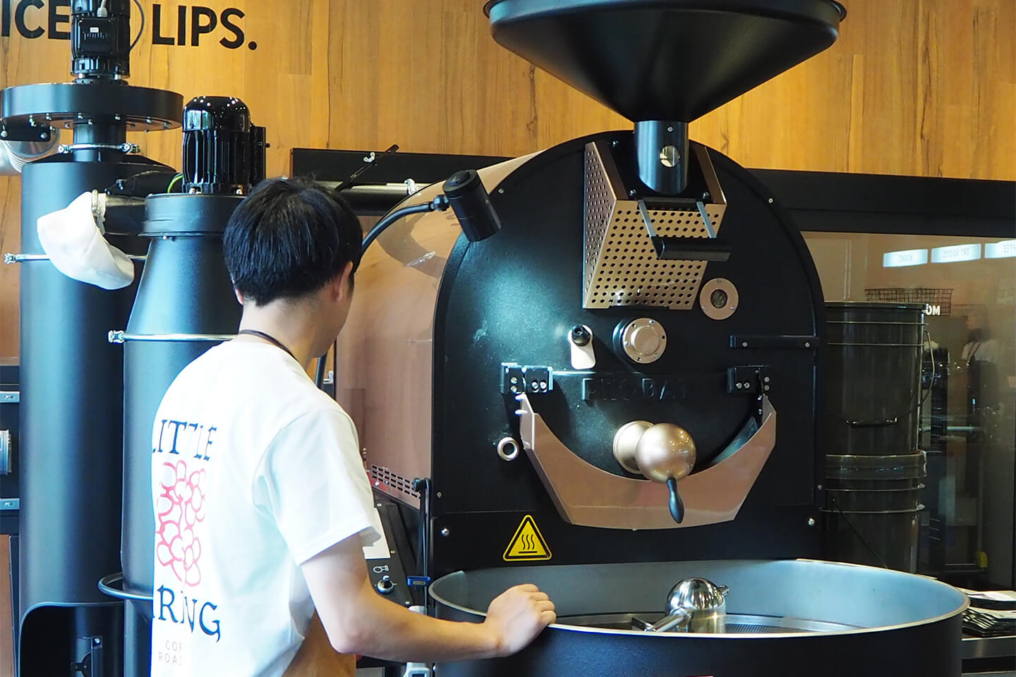 コーヒー豆をローストする様子