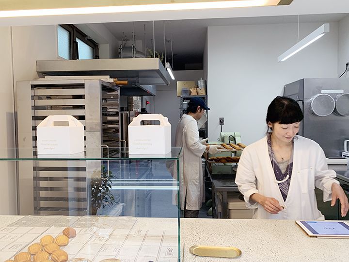 厨房と店舗は一体型。カウンターのすぐ後ろが厨房になっている