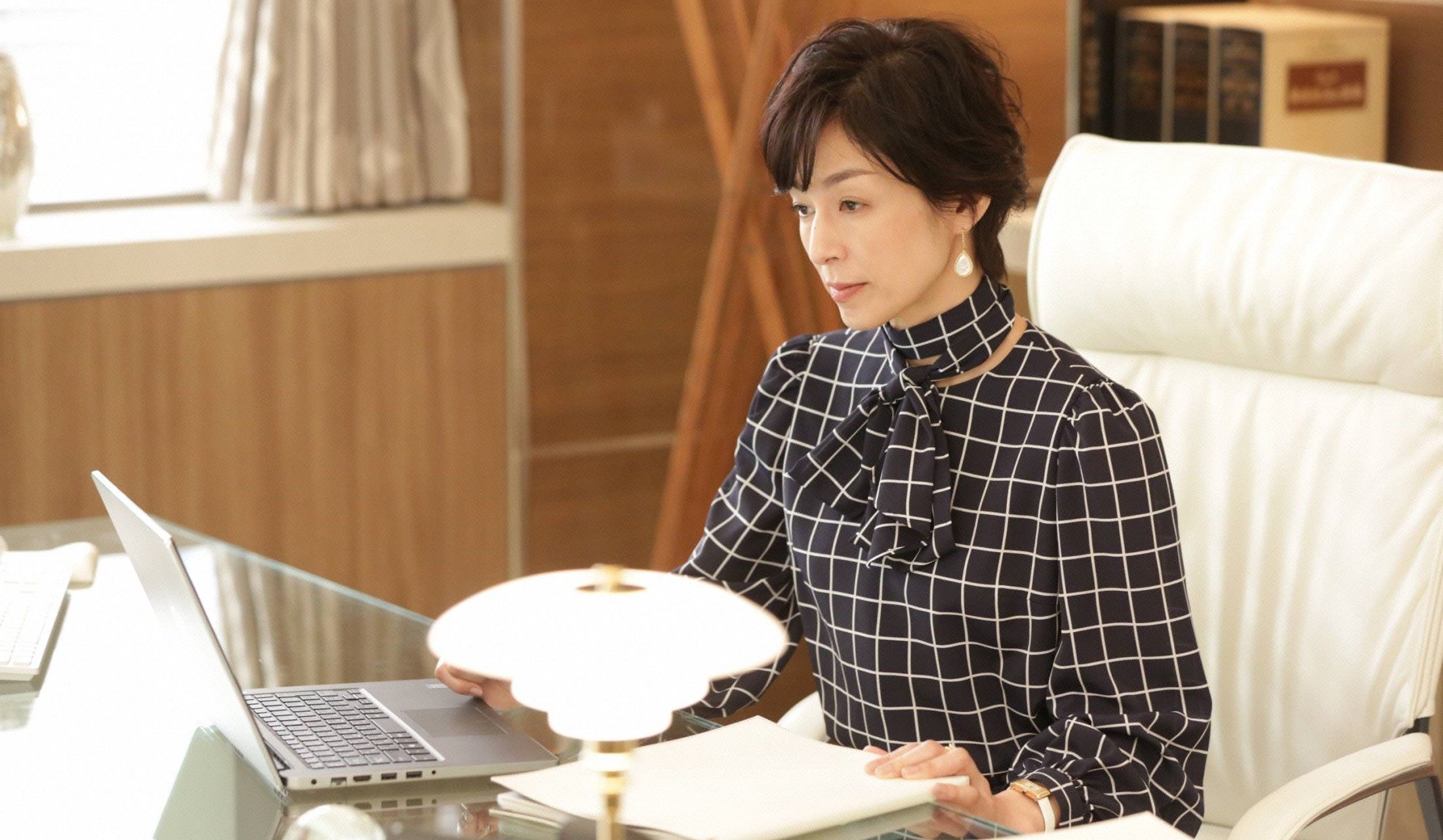 鈴木保奈美さんがドラマ『SUITS／スーツ2』第1話で着ていた服＆ジュエリーは？あらすじと共に詳しく振り返ります