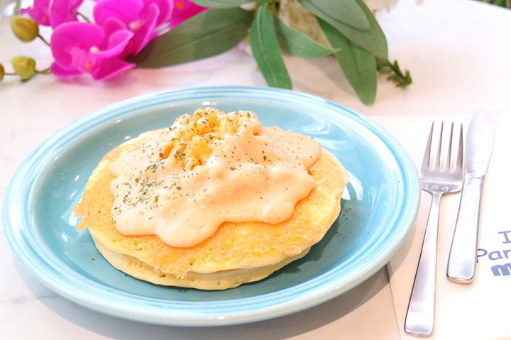 スパイスを効かせたチーズクリームの濃厚ソースで和えたマカロニを、たっぷりとのせたお食事系パンケーキ「マカロニチーズ パンケーキ」(¥1,280)。生地はトマトソースを絡めたマカロニ入り、チェダーチーズのシュレットとともに表面をカリッと焼き上げたパンケーキは、白ワインやビールなどアルコールにもよく合います。
