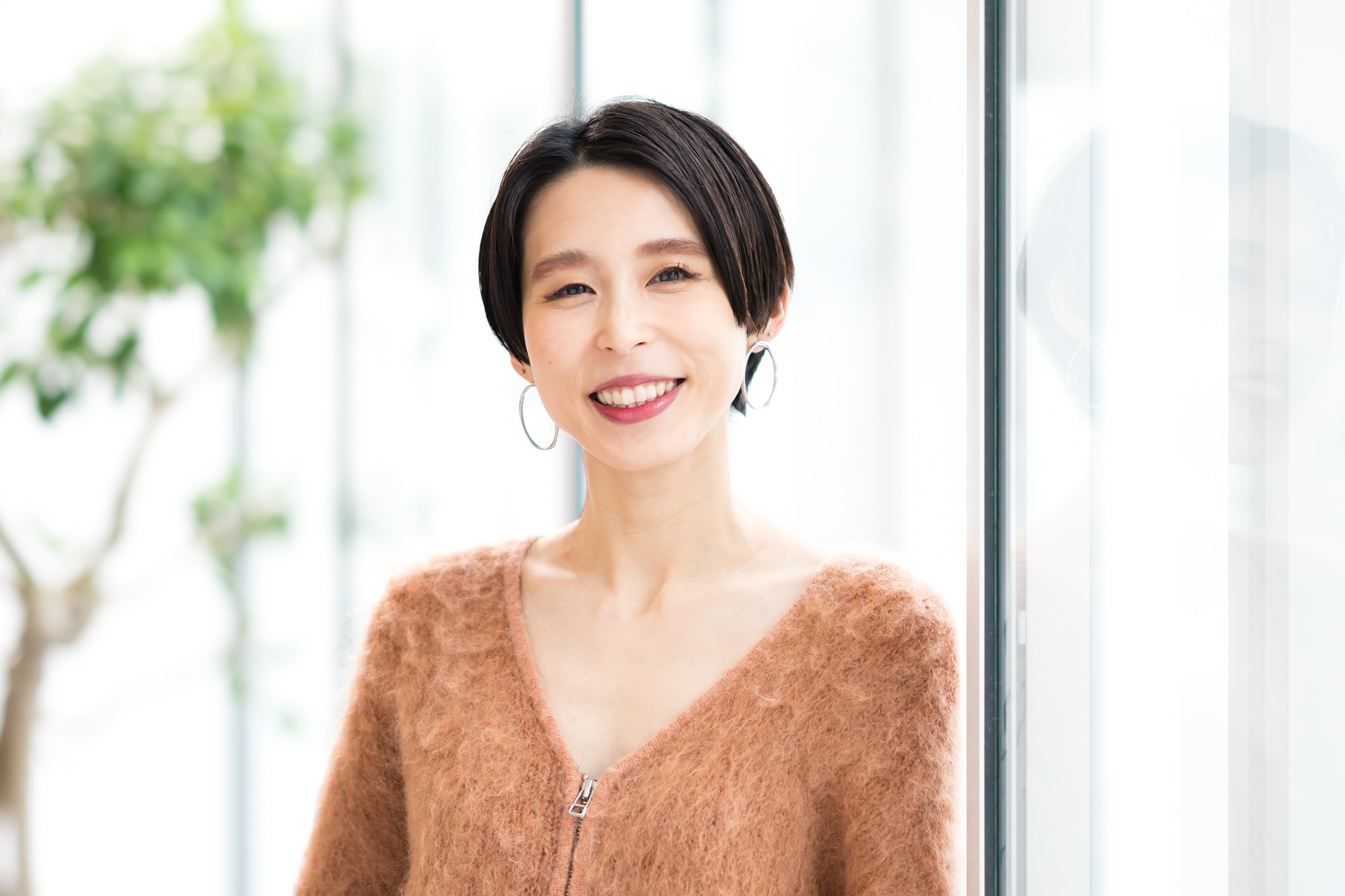 ZACC raffineスタイリスト佐野みづほさん。猫を見かけると、つい近づいてしまうほど猫好き。「先日も友人宅の猫にグイグイ近づいて抱きついたら、すご~く嫌な顔をされちゃいました」