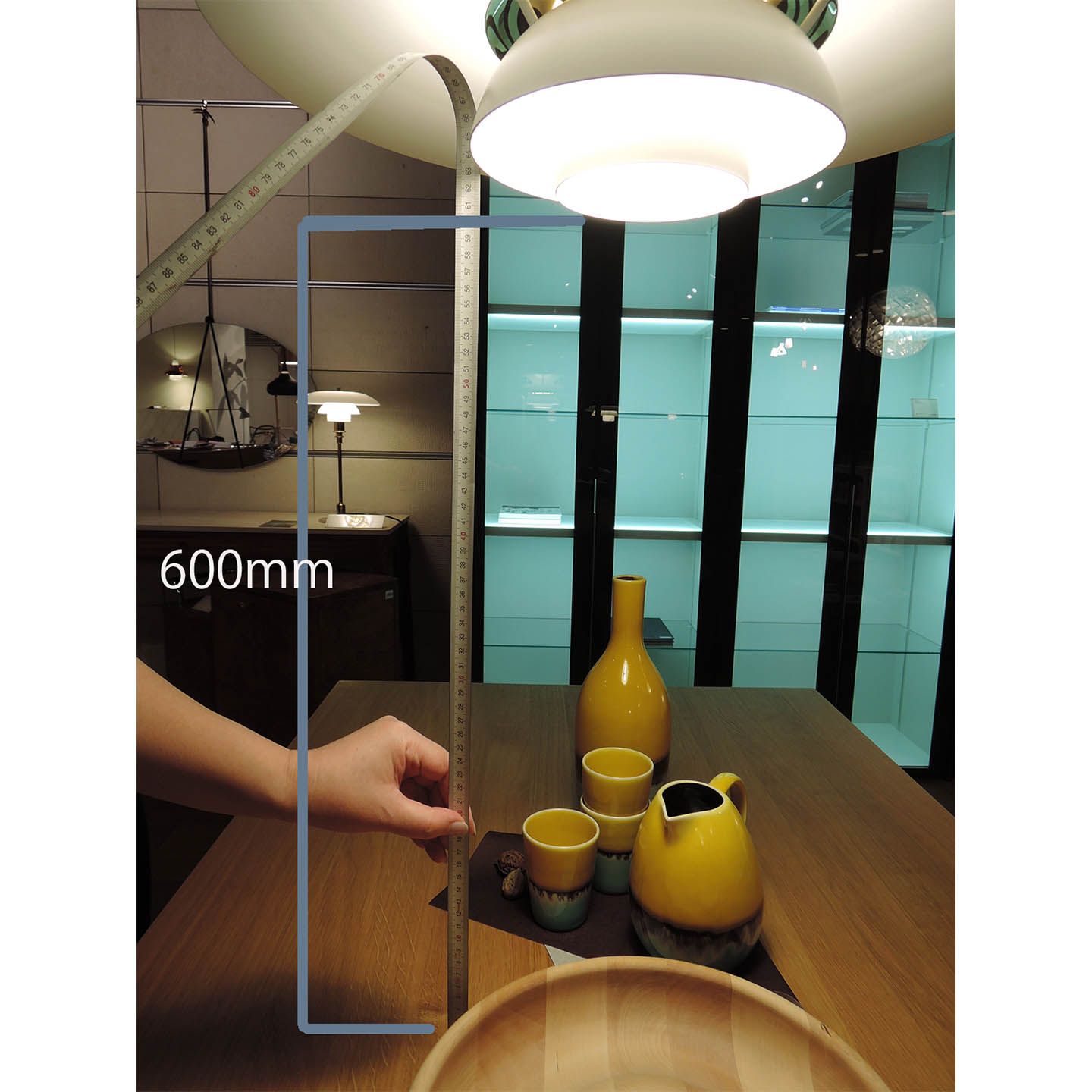 テーブル上から照明の最下辺までを600mmの位置で吊るします。