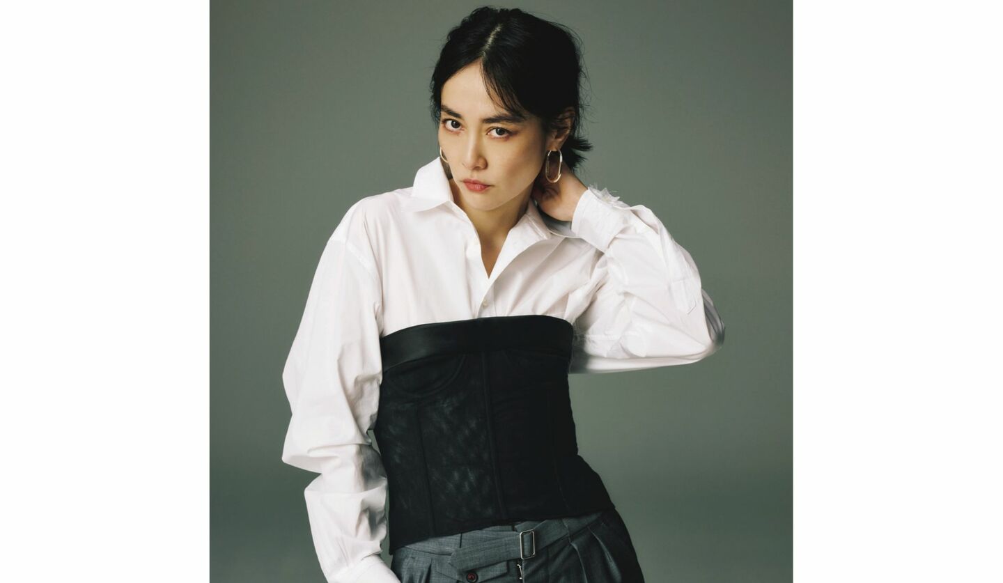 菊地凛子さん白シャツに黒ビスチェグレーパンツのコーデ写真
