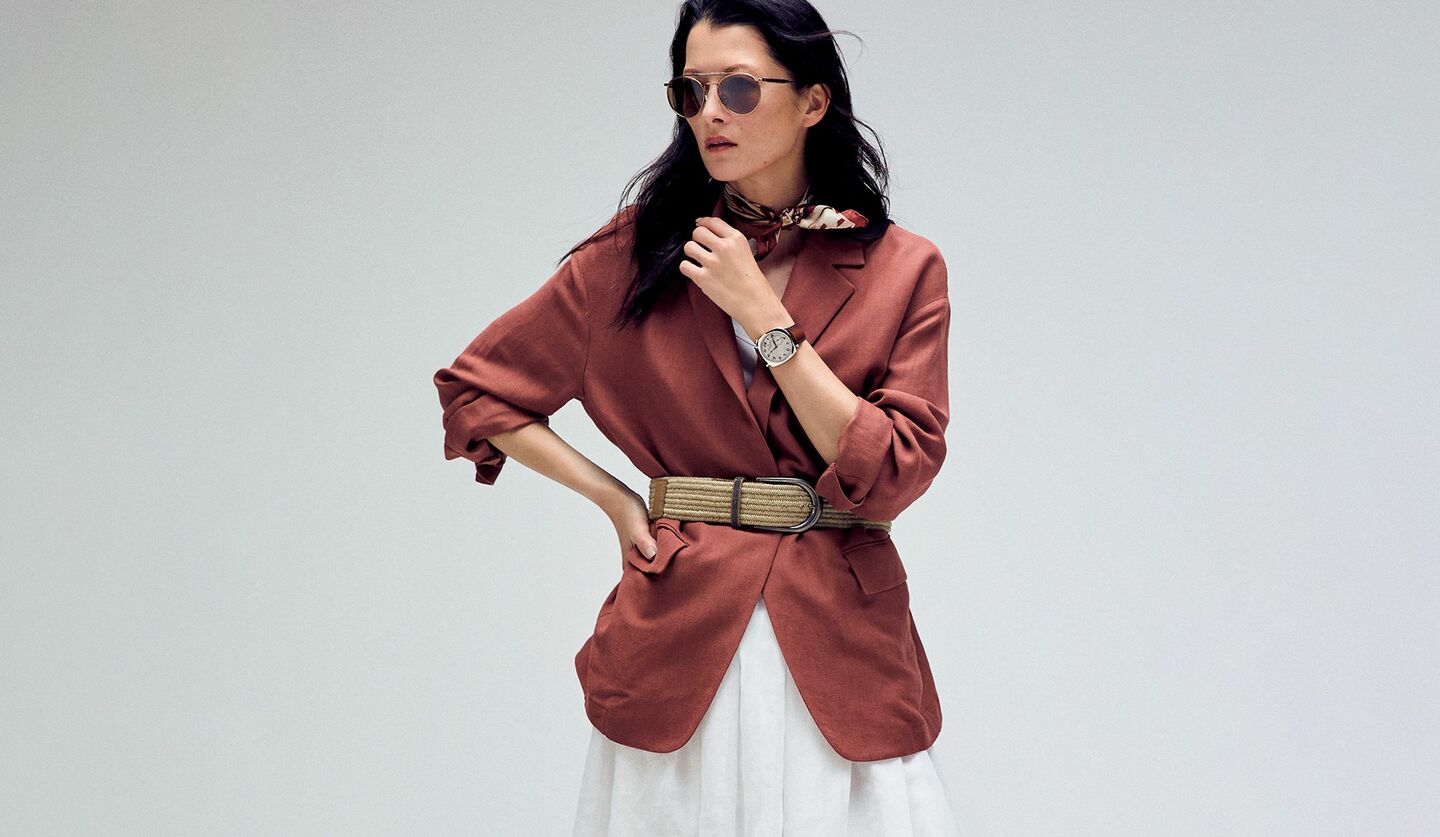 ブルネロク チネリのジャケットとヴァシュロン・コンスタンタンの時計を着用したモデル