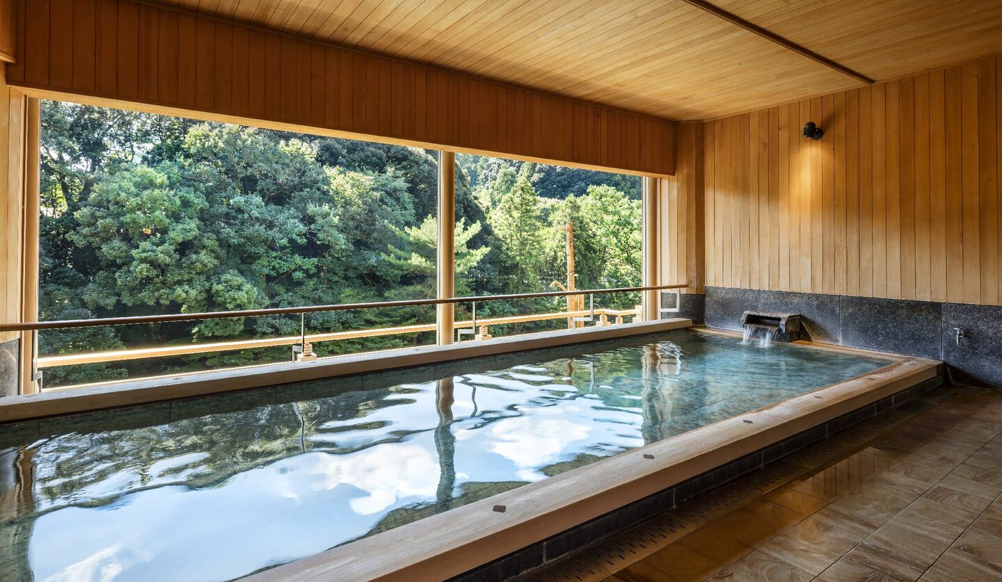 長門湯本温泉「大谷山荘」の大浴場「こもれびの湯」の半露天風呂のイメージ