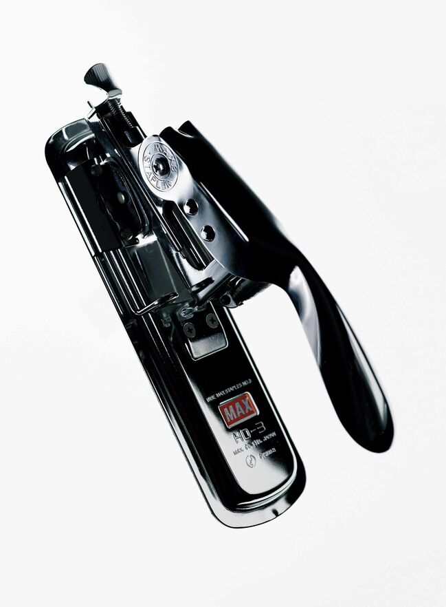 『卓上ホッチキスHD-3』￥3,000 レトロなデザインとともに機能性、耐久性ともに定評のあるロングセラー。最大とじ枚数の目安は30枚。ハリが１本１本確実に出て詰まる心配もない。実は「ホッチキス」という呼び名、商標登録されたものではなく日本で浸透している愛称なのだ。［長さ21.2×幅６×高さ10.2㎝］（マックス）