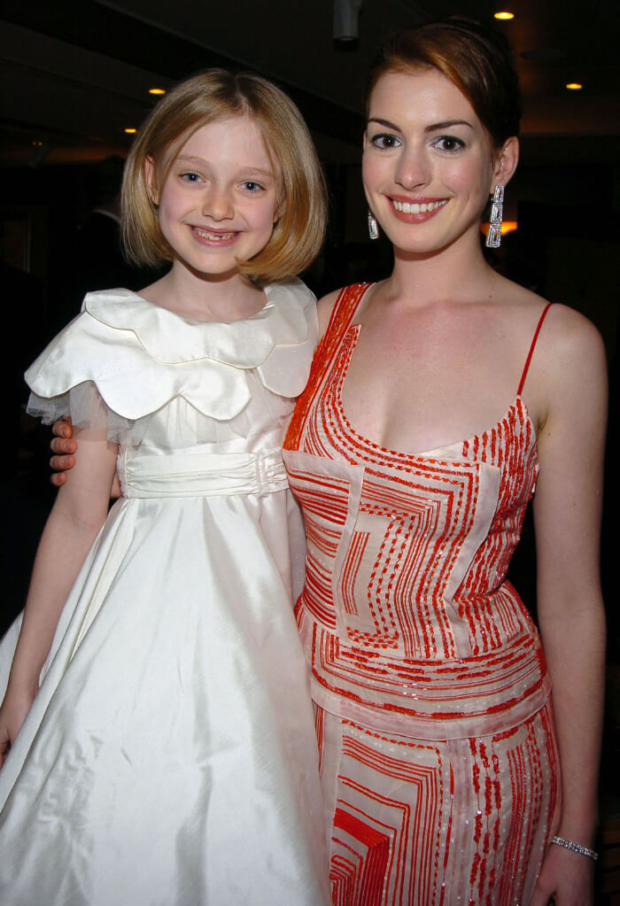 右は、アン・ハサウェイ。