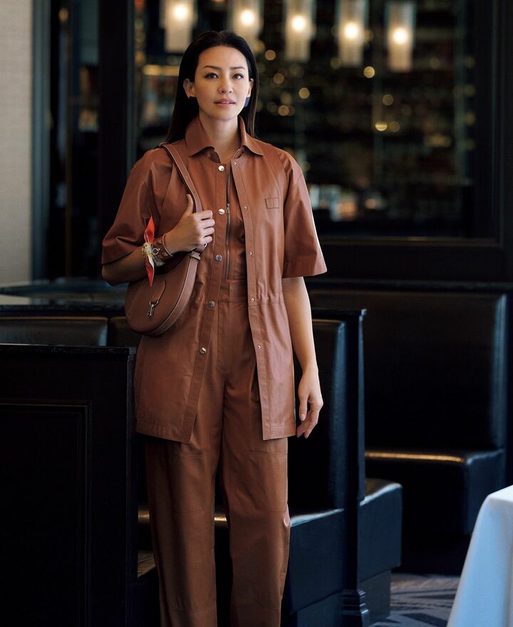 シャツ_1,パンツ_1,ピアス_1,ブレスレット_1,スカーフ_1,バッグ_1,大人コーデ_1,春コーデ_1