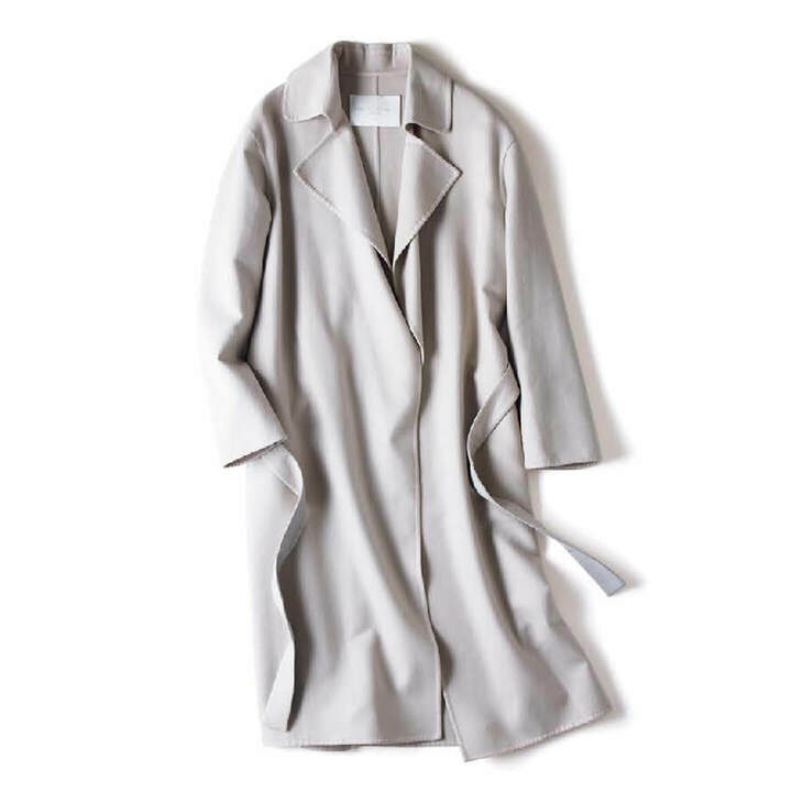 フロントはノーボタンでダブルフェースのしなやかさを強調。￥231,000（アオイ〈ファビアナフィリッピ〉）　[Precious2019年3月号221ページ] 　　