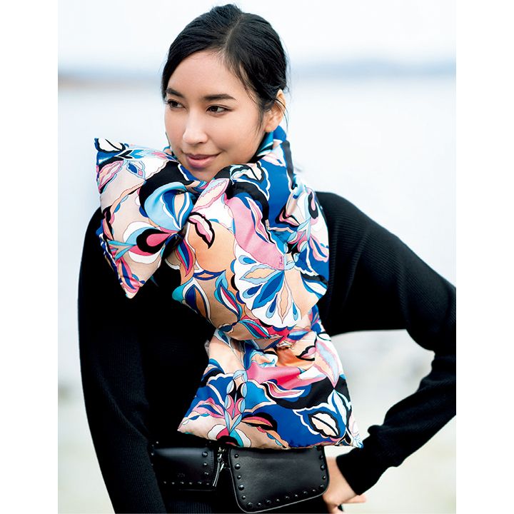 ダウンマフラー￥70,000【長さ160×幅30cm】・ニットワンピース￥247,000（エミリオ・プッチ ジャパン）　[Precious2019年1月号85ページ]