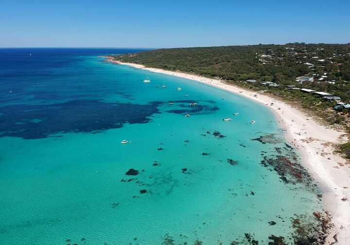 白い砂浜にコバルトブルーの海の色。息をのむほどに美しい海岸線。ⒸTourism Western Australia