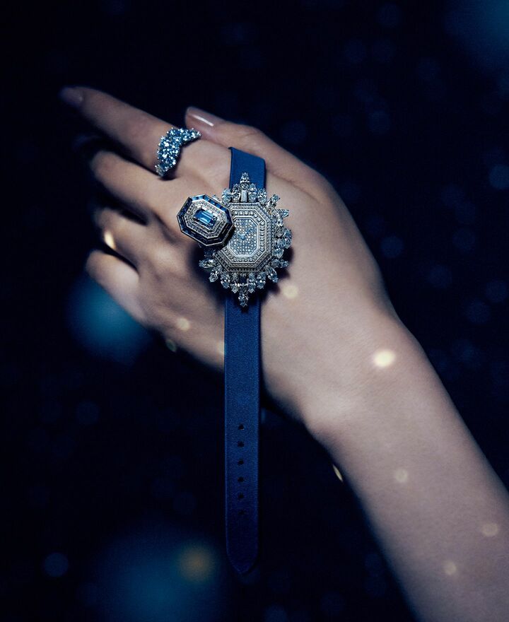 「ハリー・ウィンストン」の時計『アルティメイト・エメラルド・シグネチャー』を手にした大政絢さんの手元