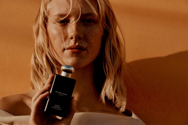 「ジョー マローン ロンドン」の新フレグランス「アンバー ラブダナム コロン インテンス」