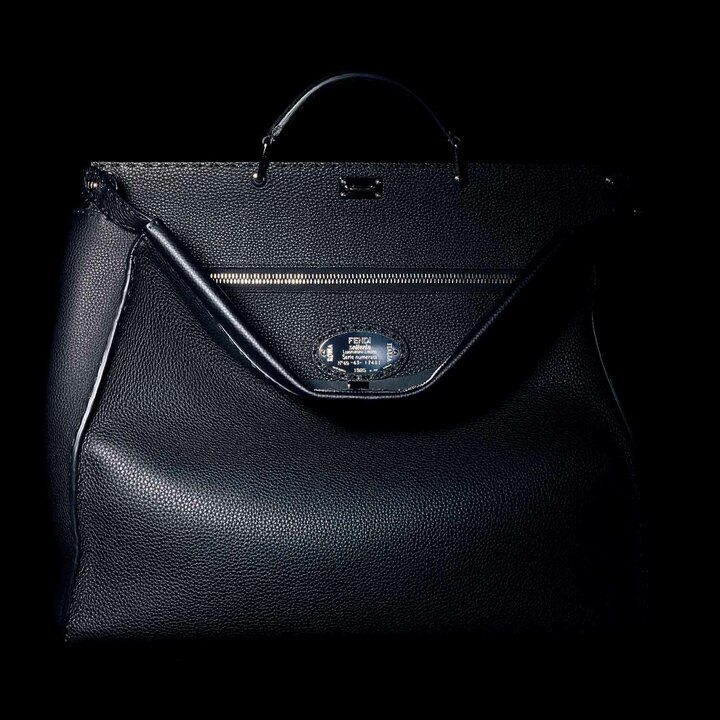 2014年秋に登場した『ピーカブー』のファーストモデル。レザーはしなやか、かつやわらかさもあり、ロックを外すと特徴的なドレープを生む。このユニークな顔つきが『ピーカブー』のアイデンティティだ。ハンドルはドクターズバッグからインスピレーションを受けたデザイン。ショルダーストラップが付属。［縦31.5×横41×マチ16.5㎝］¥613,000（フェンディ）※参考価格