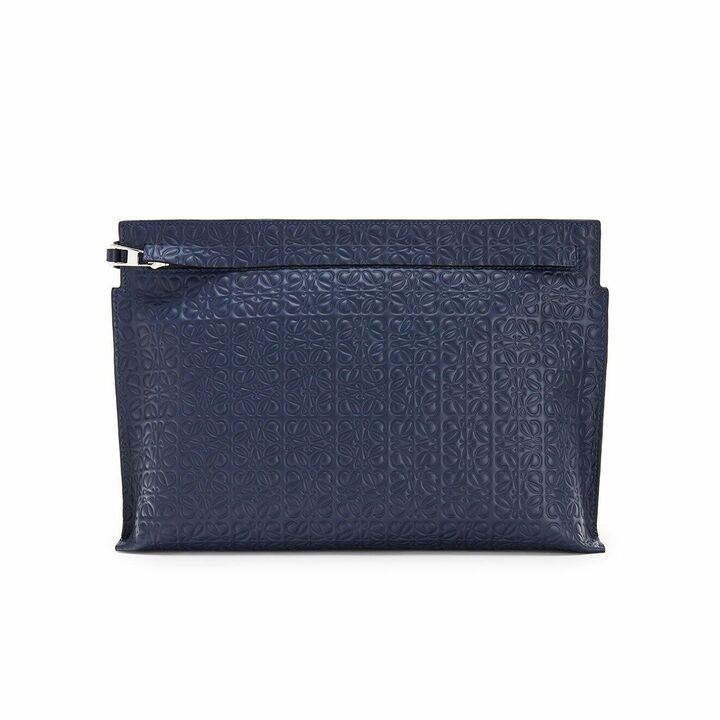 バッグ『Tポーチ リピート』［縦20.5×横29.5×マチ6.5cm］￥74,000（ロエベ ジャパン）