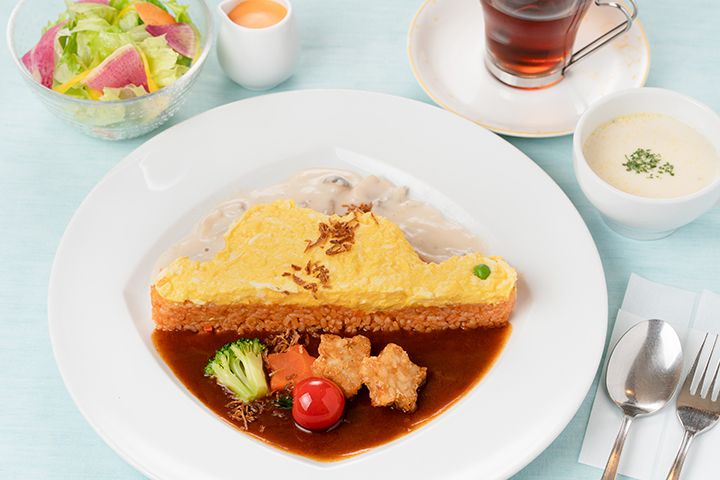 「ウワバミのオムライス」単品 ¥1,228、セット(本日のスープ・サラダ・ドリンク)¥1,682
