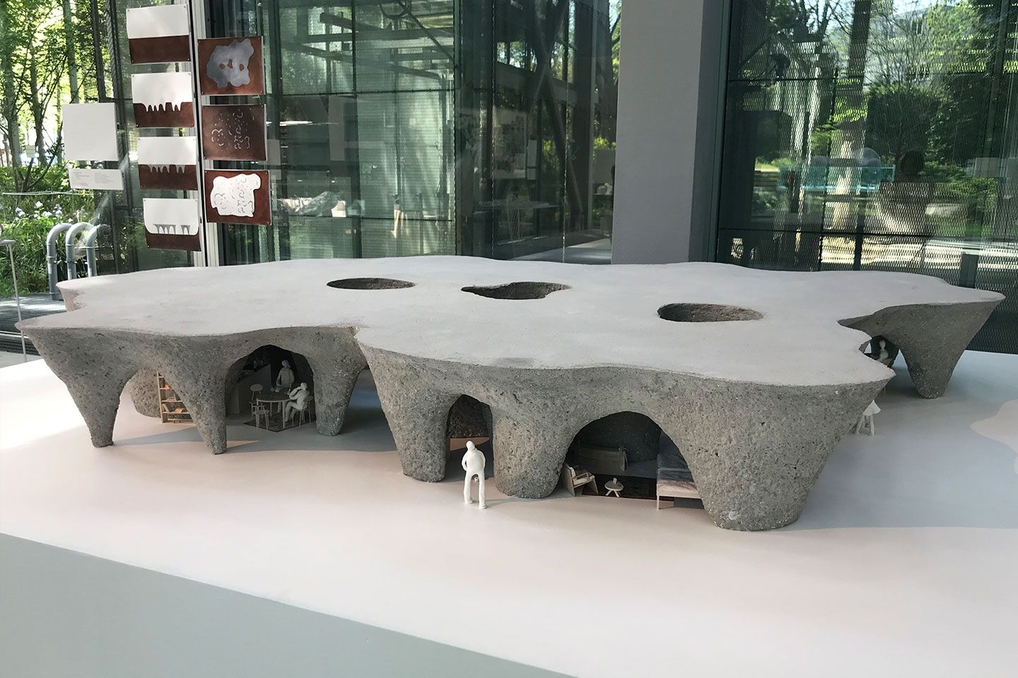 これがその模型。地下に洞窟のような建築物を造ります。完成したら話題は必至ですね。