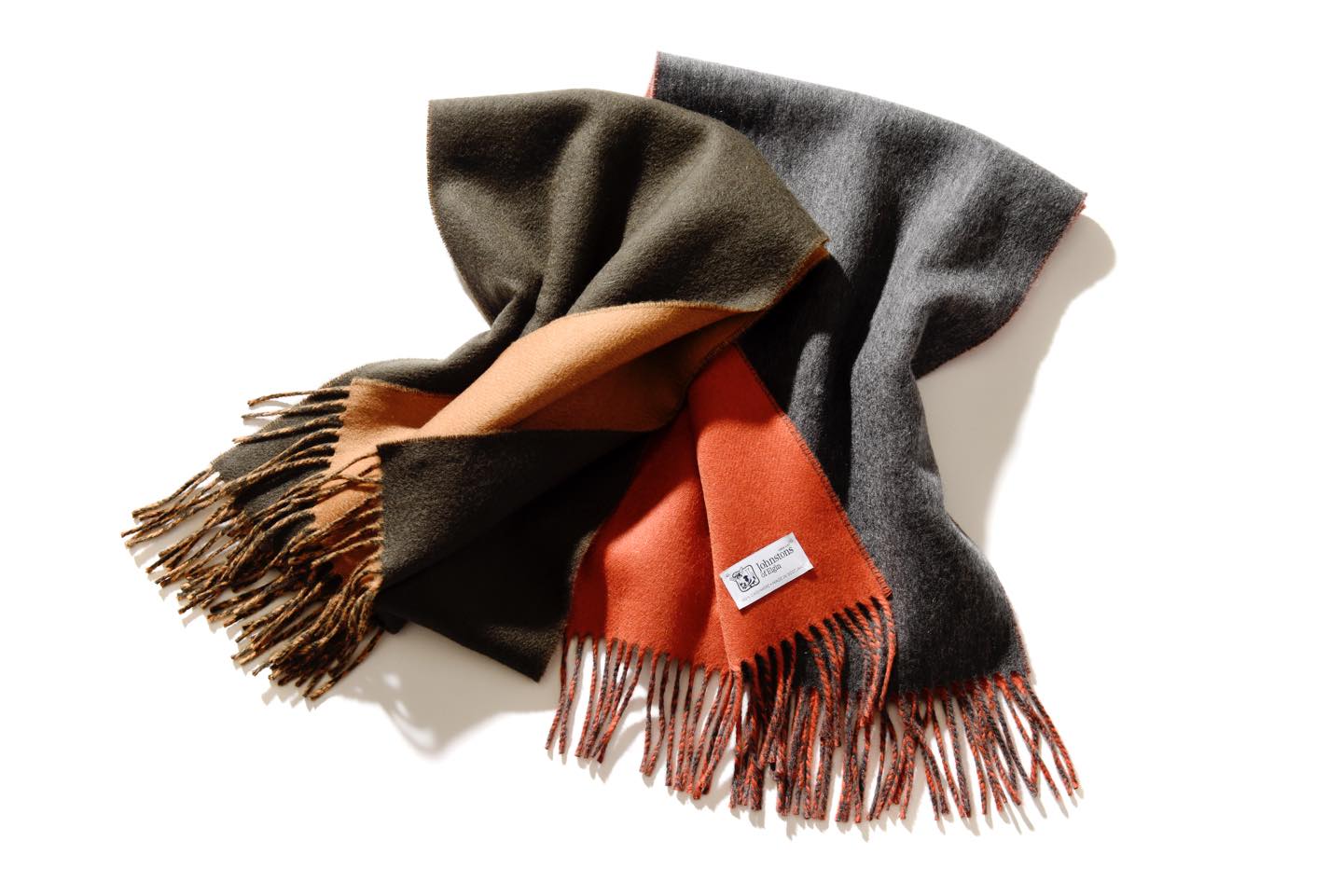 ストール各¥34,000(ブリティッシュメイド 銀座〈ジョンストンズ オブ エルガン〉)
