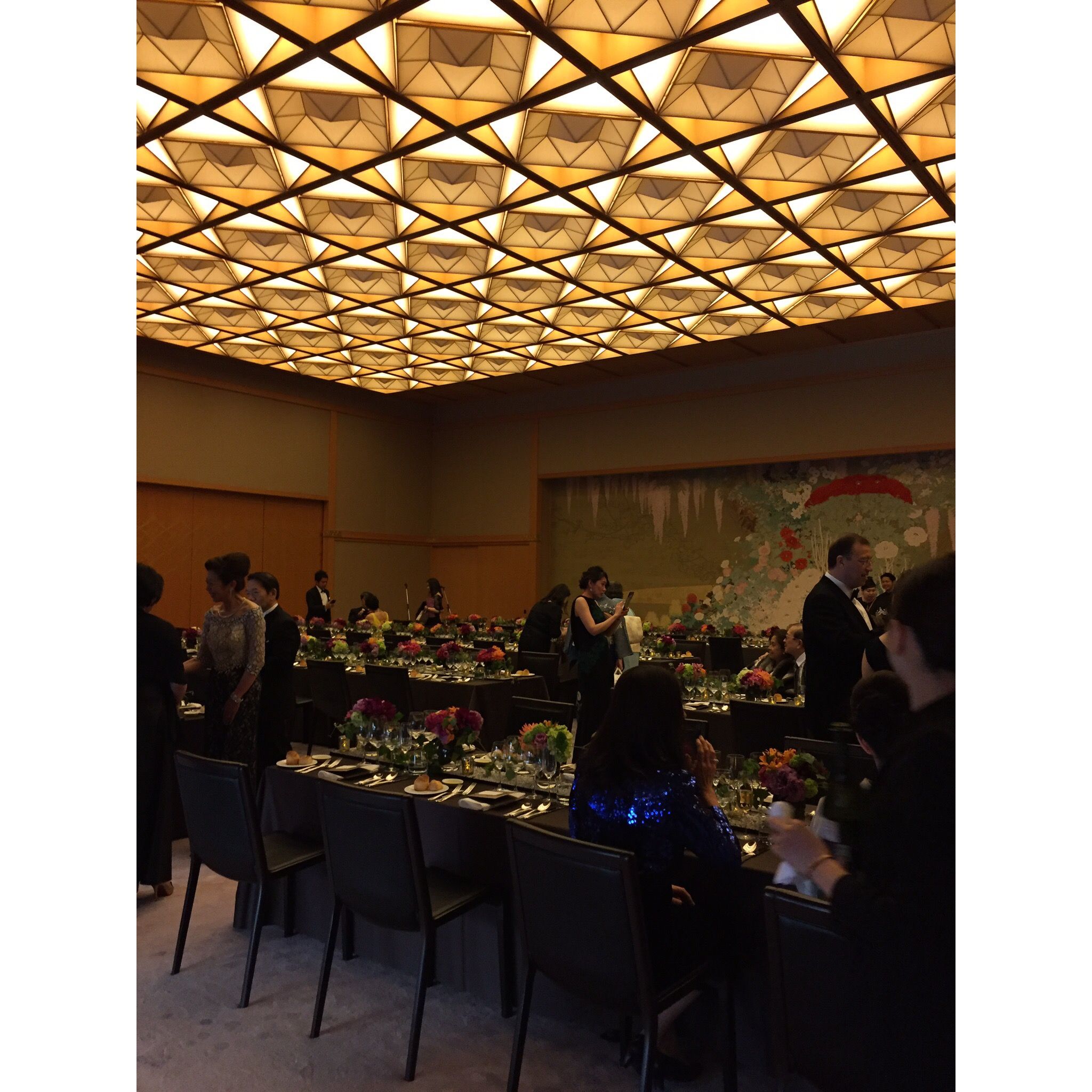内外のVIPを招待しての華やかなブルガリ主催のディナー会場。天井の照明は本美濃和紙と京指物の伝統工芸でつくられたもの。右手が西陣織の壁面装飾、左手には、截金(切りかね)が施された美しい舞台。