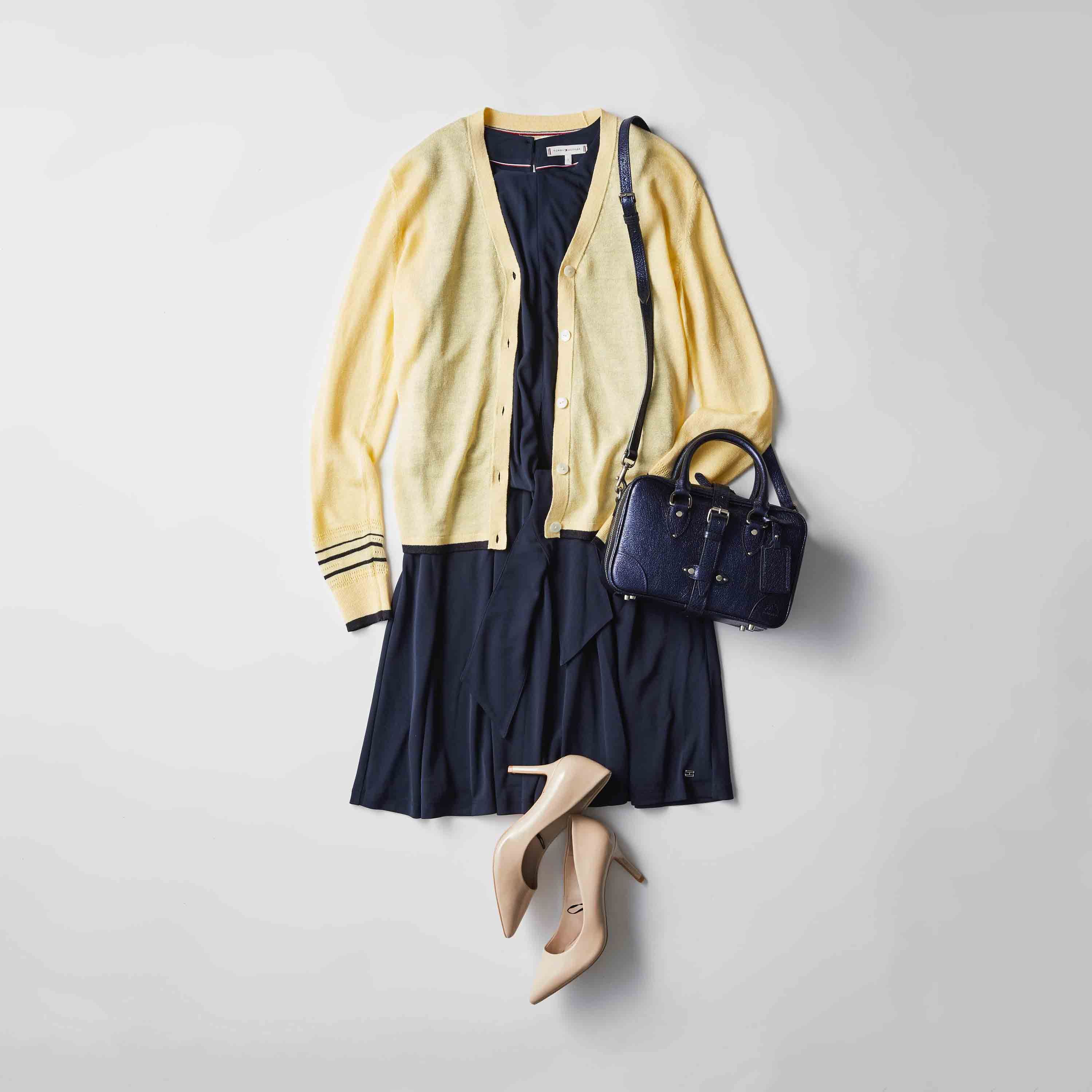 カーディガン¥15,000・ワンピース¥19,000(PVHジャパン〈トミー ヒルフィガー〉)バッグ¥166,000(グローブ・トロッター 銀座〈グローブ・トロッター〉)