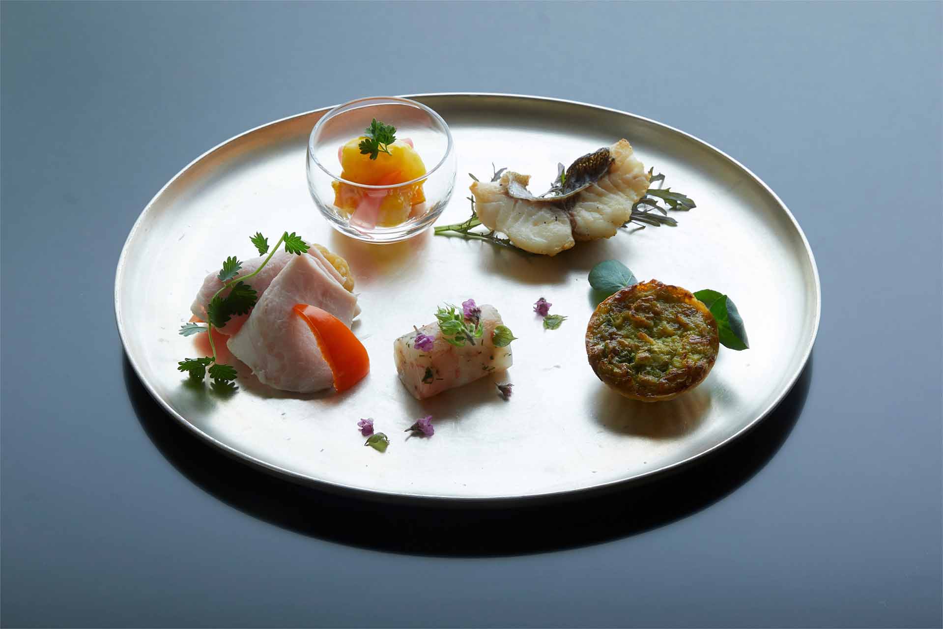 2021年7月までのあては「都ホテルズ&リゾーツ志摩観光ホテル」総料理長、樋口宏江シェフの監修による、伊勢志摩の食材をふんだんに使用したオリジナルメニュー。