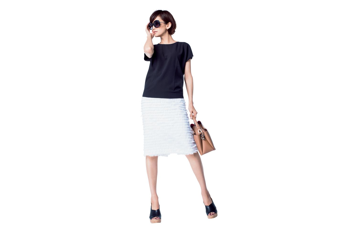 ブラウス(三喜商事〈ビーゼットアール〉)、サングラス (サフィロジャパン〈JIMMY CHOO〉)、バッグ(エスト ネーション〈ジャンニ・キアリーニ〉)、靴(TOMORROW LAND〈ヘレ・マーリエ〉) 撮影/水田 学(NOSTY) BY:『Precious7月号』小学館、2015年