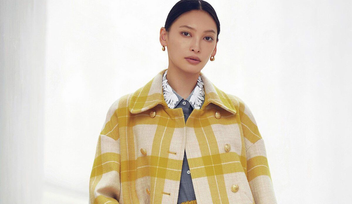 大政 絢さんが着こなす、温かみのあるイエローのピーコート｜重くなり