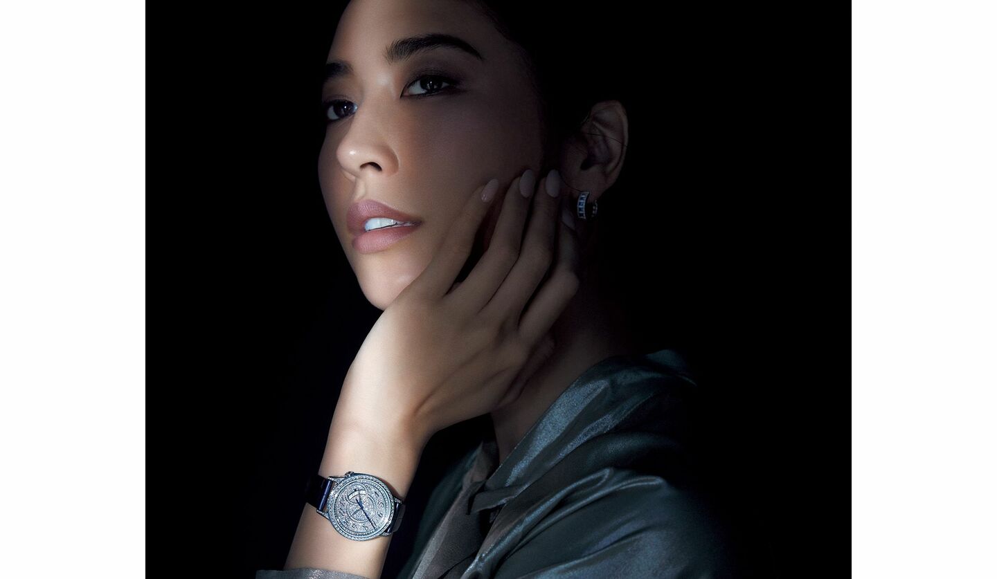 ヴァシュロン・コンスタンタンの時計『エジェリー・オートマティック・ダイヤモンドパヴェ』を身に着けた女性の写真