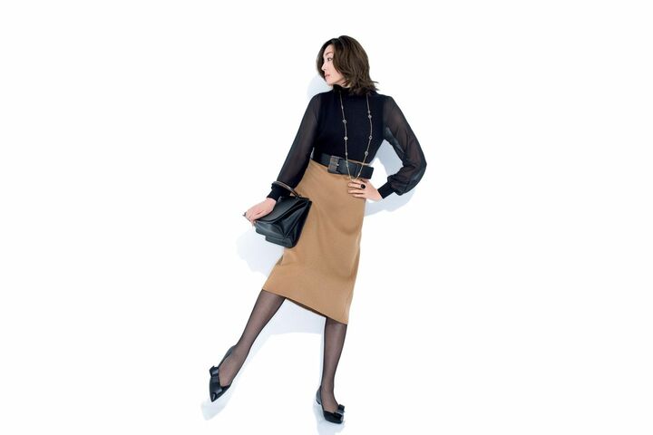 マックスマーラのトップス・ベルト・バッグ・エス マックスマーラのスカート（マックスマーラ ジャパン）、ネックレス・リング（シャンテクレール 東京店）、靴［ヒール0.5㎝］（ジージーアール ジャパン〈ジャンヴィト ロッシ〉）撮影／水田 学（NOSTY）　BY：『Precious10月号』小学館、2017年