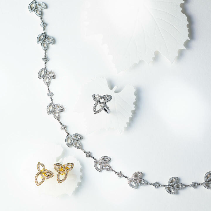『リリークラスター』リング￥990,000［ダイヤモンド×プラチナ］・ネックレス￥6,720,000［ダイヤモンド×プラチナ］・イヤリング￥1,080,000［ダイヤモンド×イエローゴールド］