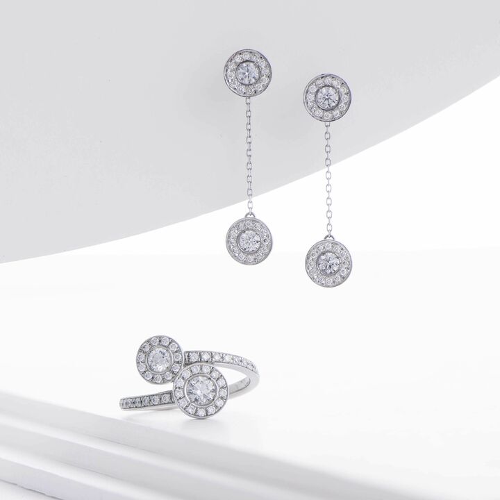 「フォーエバーマーク Two D コレクション 」パヴェピアス￥285,000[素材：プラチナ×ダイヤモンド センター上0.10ct、下0.10ct、脇石計0,08ct]（Oomiya 和歌山本店<フォーエバーマーク>）・パヴェ リング￥270,000[素材：プラチナ×ダイヤモンド センター上0.10ct、センター下0.20ct、脇石0.24ct]（小田急百貨店 町田店 4階＝宝飾売場<フォーエバーマーク>）