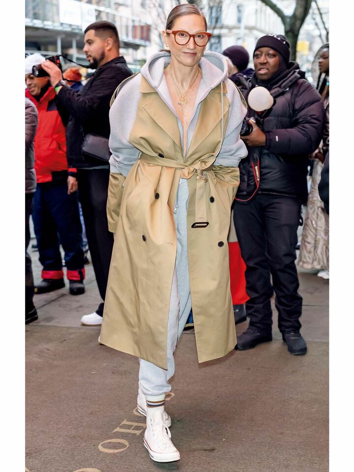 マチュアなベージュの装いを纏った海外のファッショニスタ