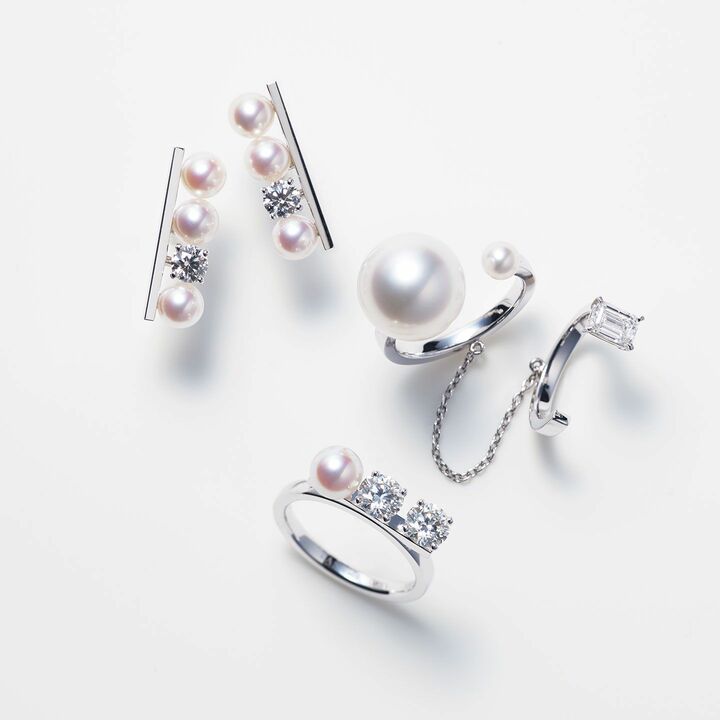 イヤリング『バランス ダイヤモンド ソロ』￥1,240,000【ホワイトゴールド×あこや真珠×ダイヤモンド】・［上］リング『プラネタリー』￥1,820,000【プラチナ×南洋真珠 白蝶×あこや真珠×ダイヤモンド】・［下］リング『バランス ダイヤモンド ツイン』￥1,760,000【ホワイトゴールド×あこや真珠×ダイヤモンド】（TASAKI）