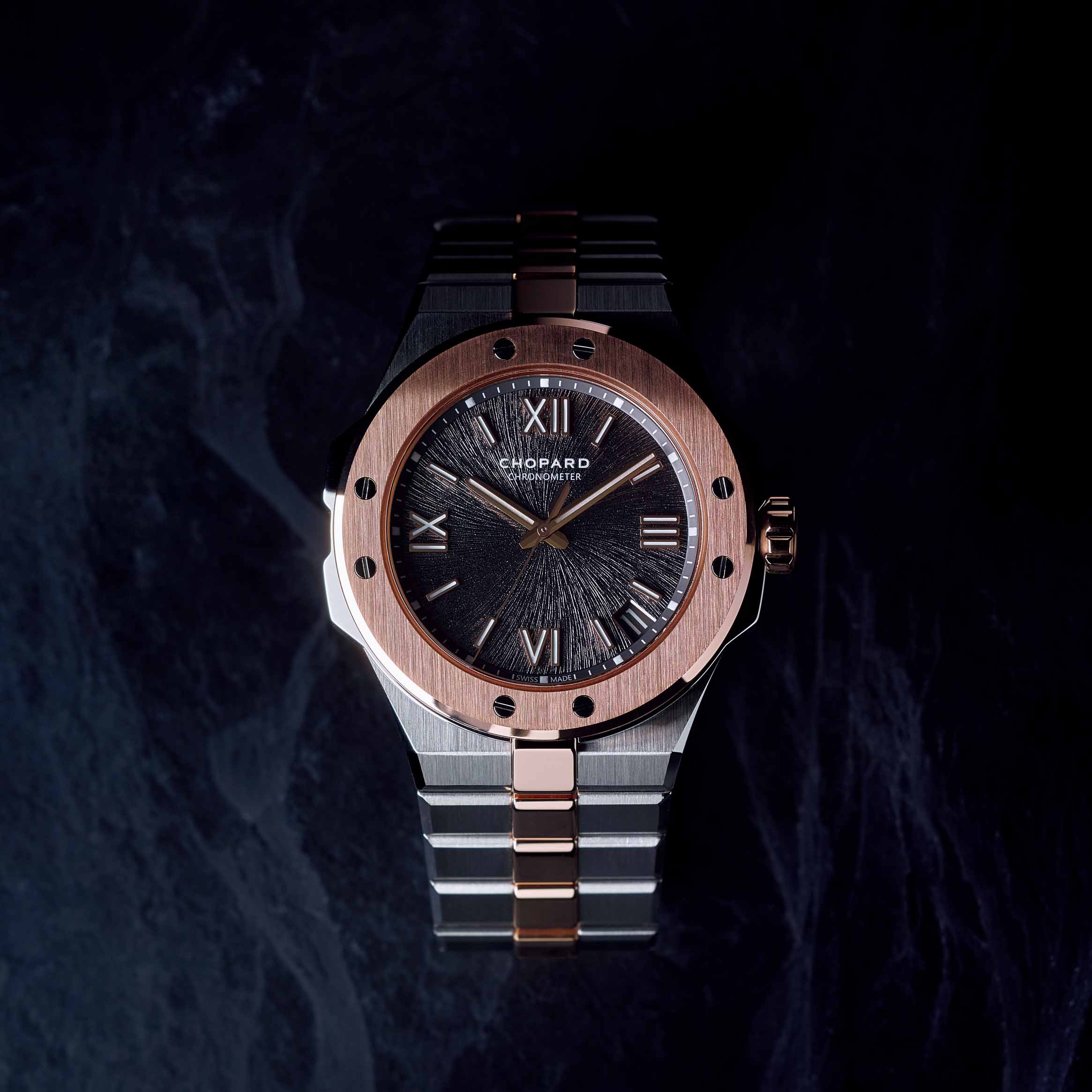 60時間のパワーリザーブを確保するキャリバー「Chopard 01.01-C」を搭載。ワシの目の虹彩から着想を得た文字盤は、サンバーストモチーフを型打ちしたブラス製。ケースとブレスレットは「ショパール ルーセント スティールA223」と18Kエシカルローズゴールド製。ケース外径41㎜。100m防水。『アルパイン イーグル 』はすべてのパーツ製造、および組み立てをインハウスで行っている。¥2,250,000(ショパール ジャパン プレス)