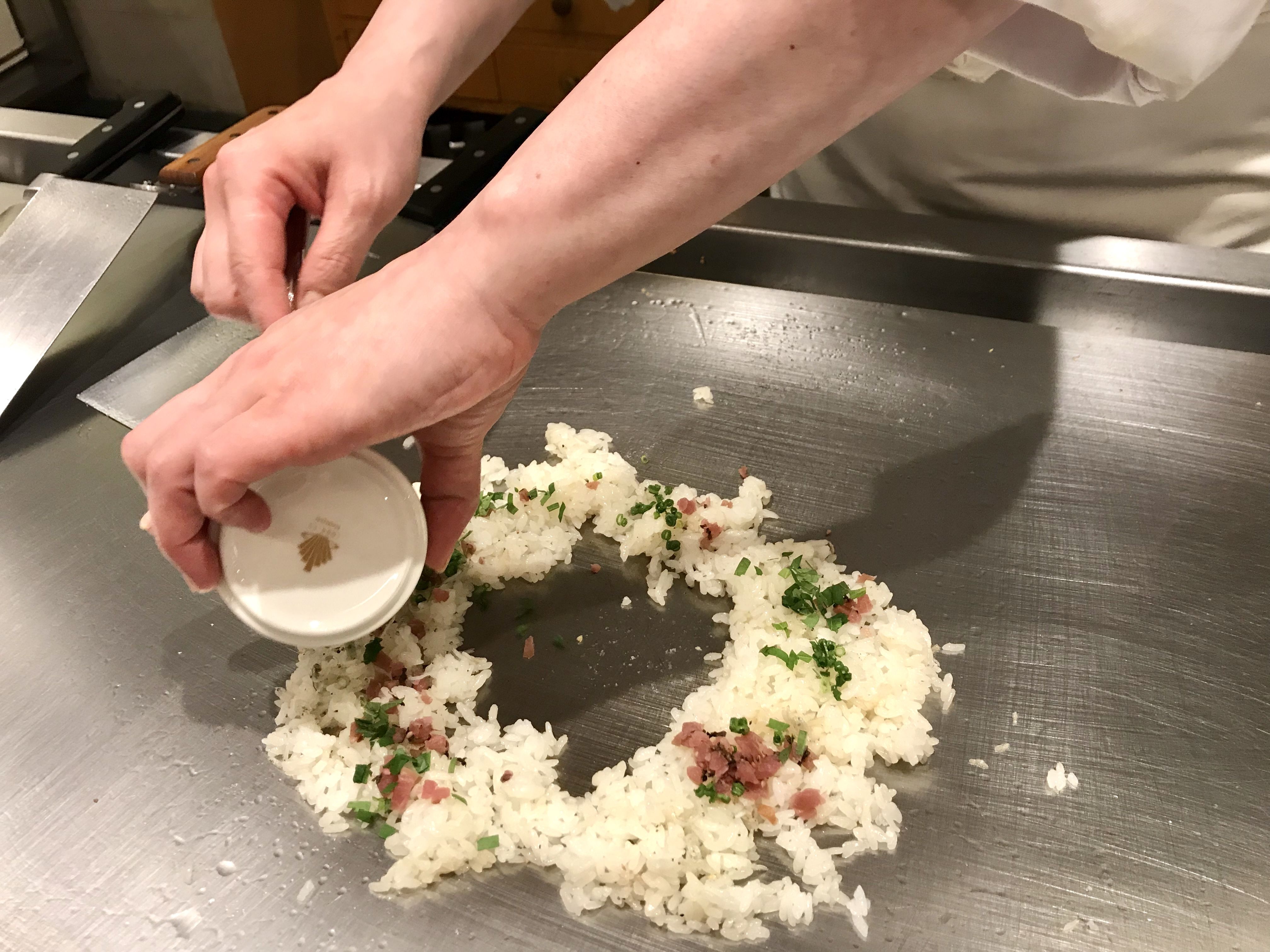 柴漬けとアサツキを入れてつくるガーリックライスはさっぱりとした味わい。シェフの手際のよさにも思わずうっとり。
