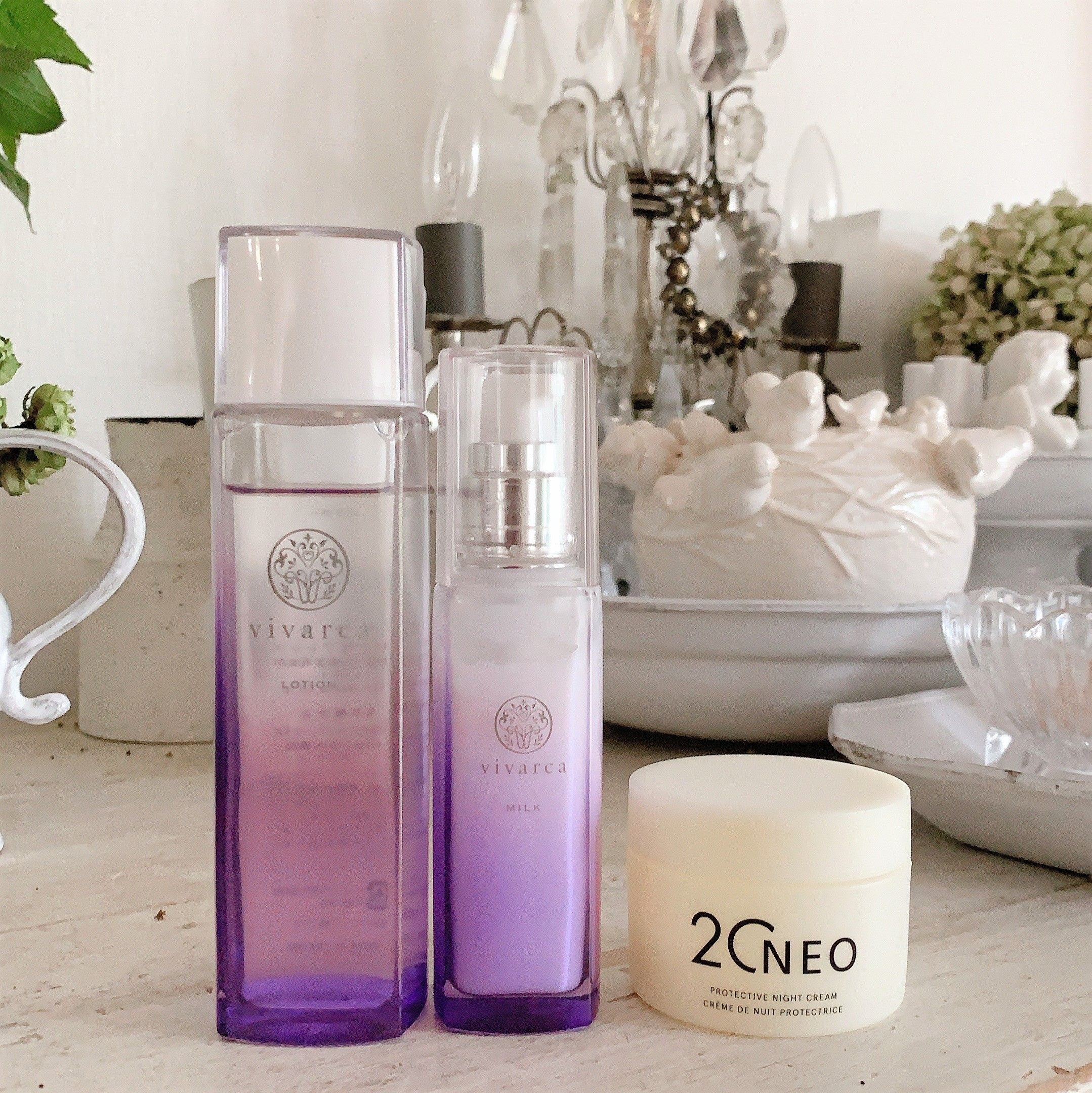 (左から)ビバルーカ チレントビルベリーVローションbb 120ml ¥6,800、同 チレントビルベリーV美容乳液bb 50ml ¥8,800、Hug&Smile 20NEO プロテクティブナイトクリーム 50g ¥6,500