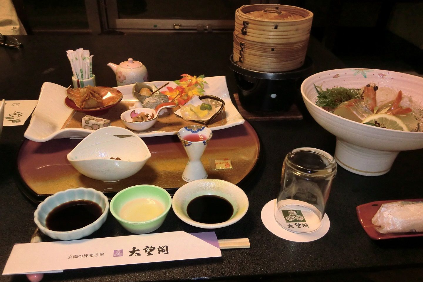 小さな醤油皿も必ず両手で持ち上げましょう