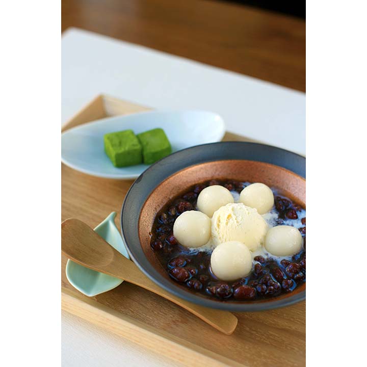 「冷やしアイスクリームぜんざい(ぜんざいあんこ・白玉・バニラアイス・抹茶の生チョコ)」お抹茶セット¥1.600、本日の特煎茶セット¥1.600、本日の煎茶セット¥1.300