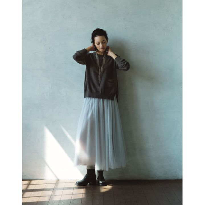 ニット・スカート・ネックレス・靴(アオイ〈ファビアナフィリッピ〉) 撮影/長山一樹(S-14) BY:『Precious12月号』小学館、2019年