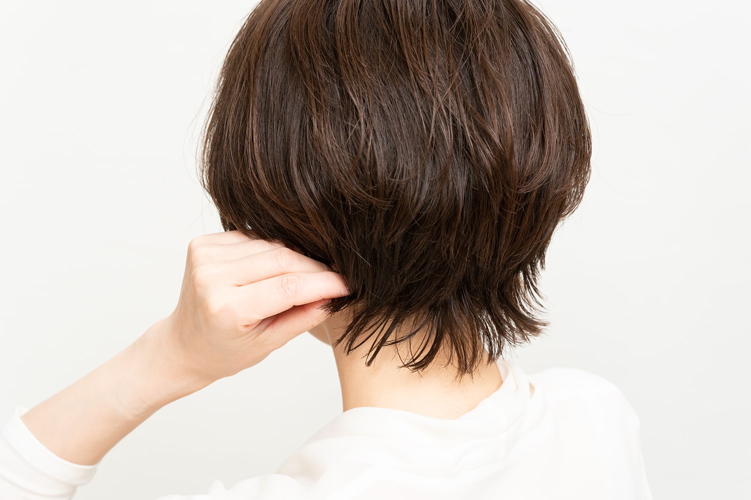 最後に襟足の毛束を数カ所つまんで、外ハネにすれば完成。