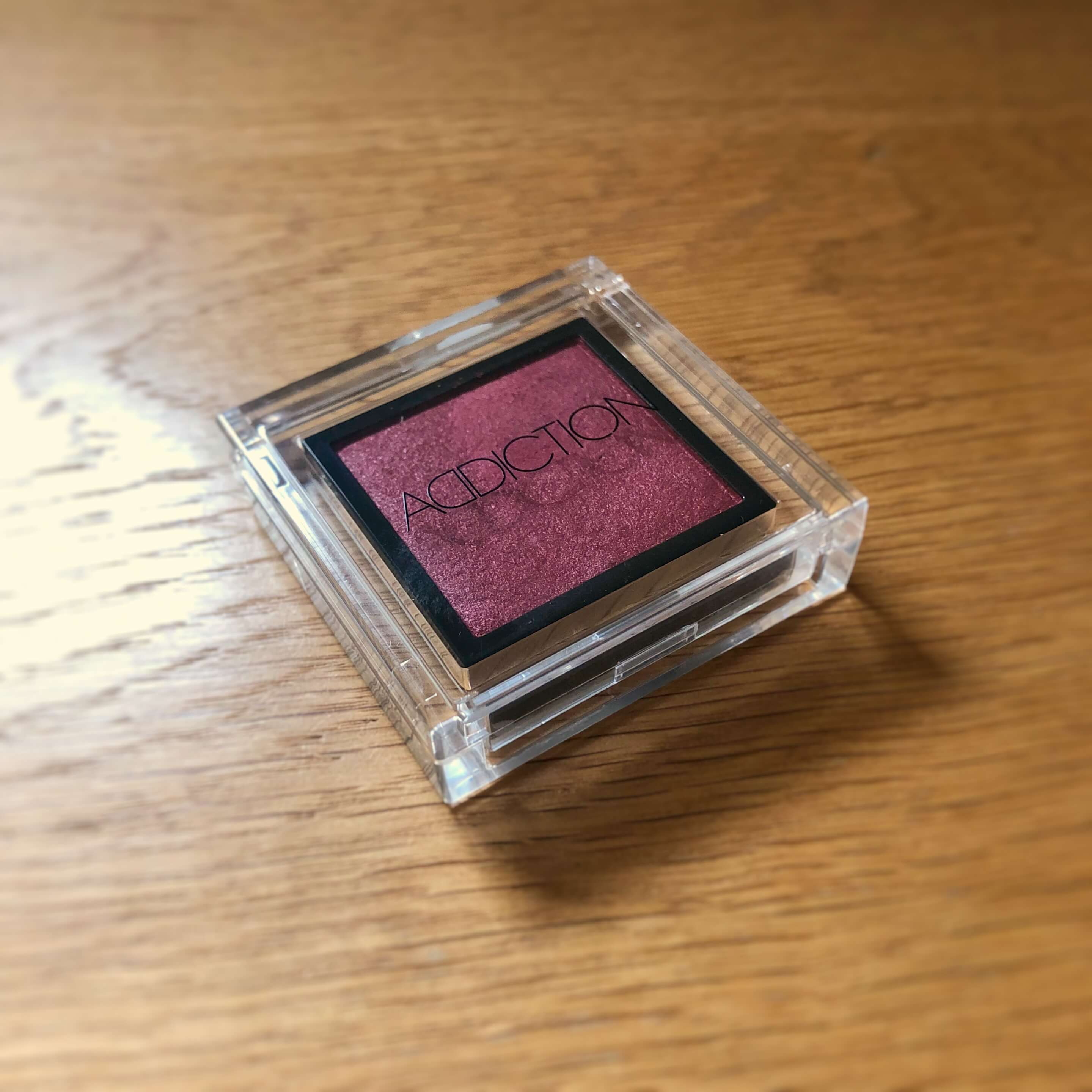 写真ではボルドー寄りの色に見えますが、ちょっと黒を混ぜたような沈んだ赤が絶妙です。アイシャドー/アディクション