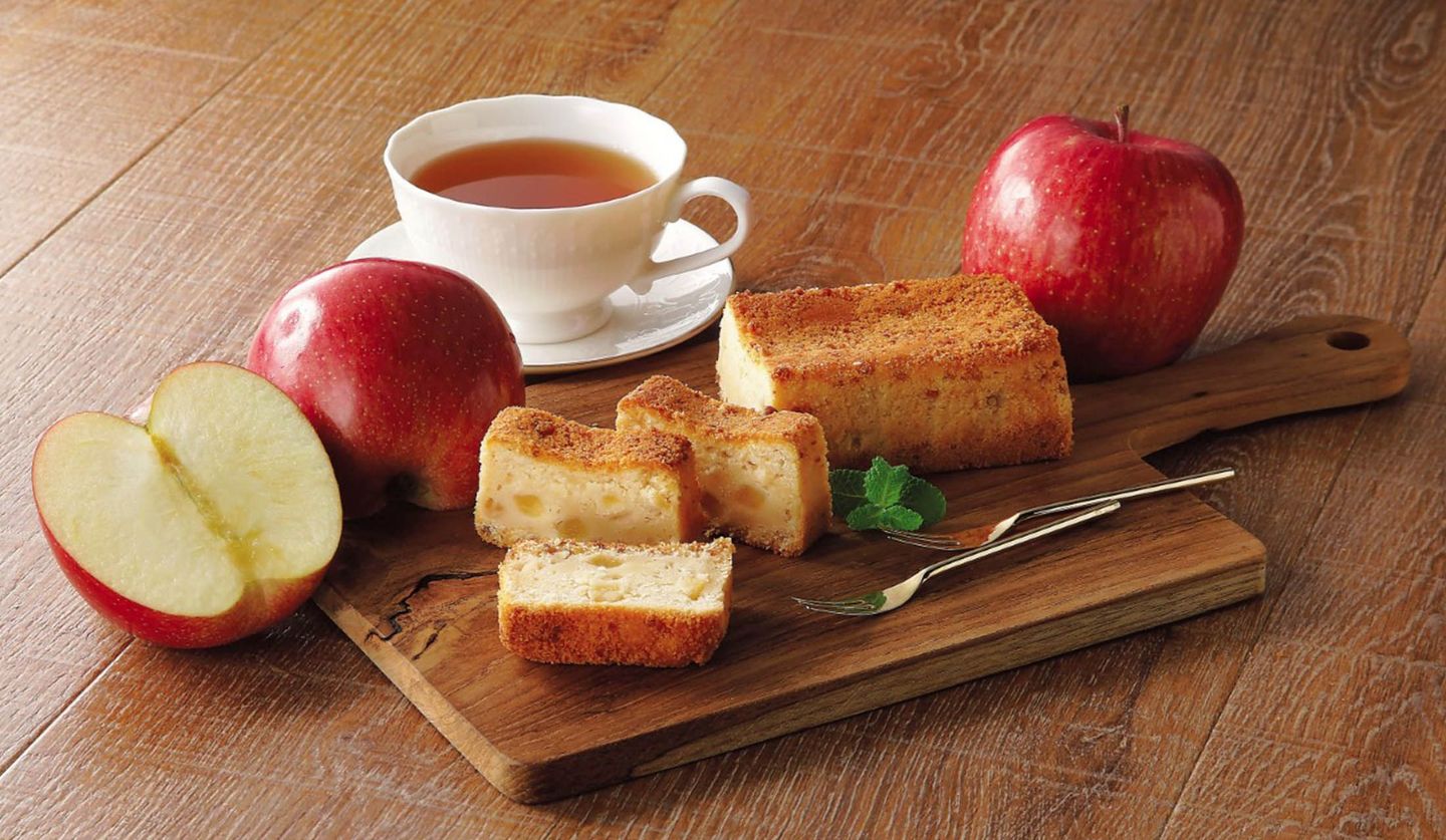 「クイーンズ伊勢丹」のりんごとチーズのベイクドケーキ
