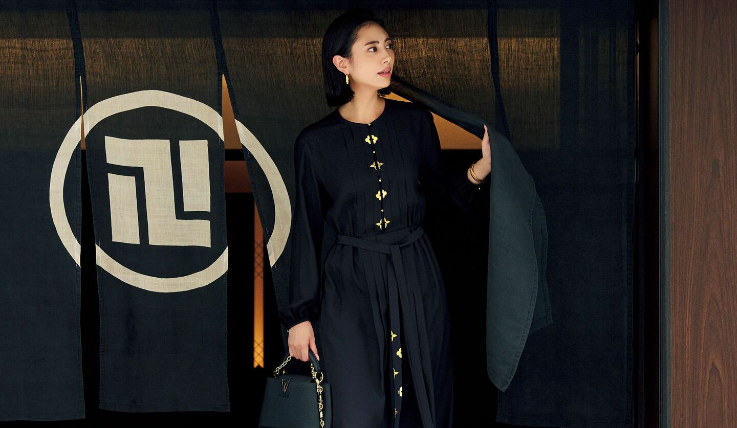 「ルイ・ヴィトン」のワンピースを着用したモデルの土屋巴瑞季さん