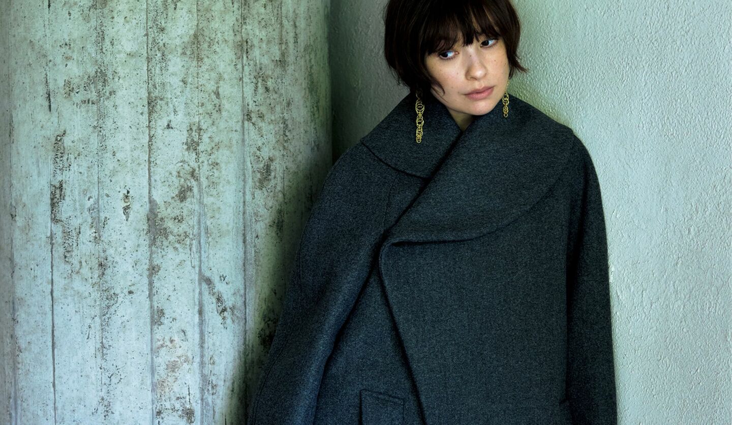 「ジル サンダー」のコートを着用したモデルの太田莉菜さん
