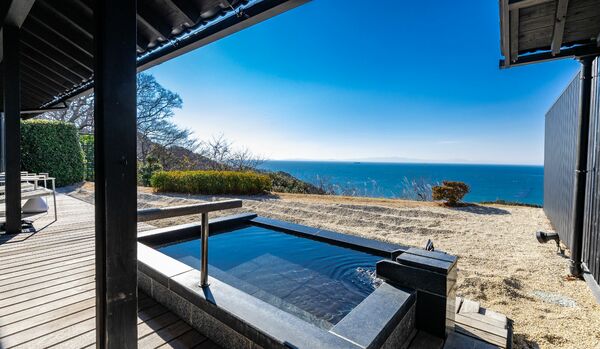 【海の絶景を望む宿 vol.１】伊勢湾のパノラマビューが眼福！温泉と美食で心身を浄化する「海のしょうげつ」