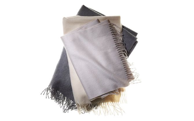 上から／グレイッシュな『Oyster』［横36×縦183㎝］￥48,000、オフホワイトの『Vanilla』、チャコールの『Flannel Grey』［横73×縦183㎝］￥90,000（すべて税抜）